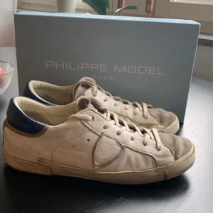 Phillip model  - Tja säljer ett par eftertraktade Philip model skor i storlek 40-41 i färgen blå vit! Dom är i ett använt skick men dom går att tvätta!  :Nypris 3400kr mitt pris 1600kr! Byten funkar mot lanvins🚨 Priset är inte fast hugget i sten🚨