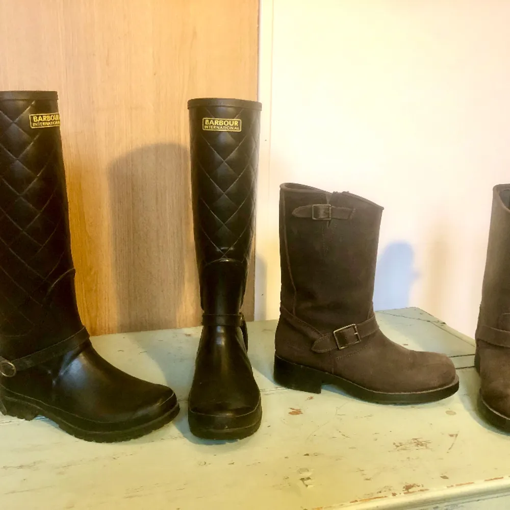 Bild 1: Barbour gummistövlar, Stl 38, använda 2 ggr: 600 kr Johnny Bulls Western Boots, Stl 39, bra skick: 300 kr Bild 2:Mockastövlar Lacoste, Stl 37, bra skick: 200 kr. Skechers, Stl 39, använda ett par ggr: 300kr Bild 3: Ted B, 10cm klack 500kr . Skor.