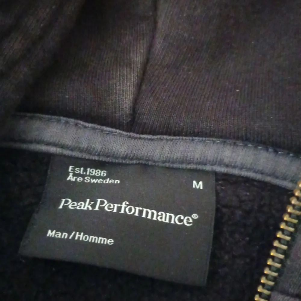 Peakperformance hoodie i färgen svart . Hoodies.