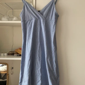 ❤️‍🔥Blommig brandy Melville klänning❤️‍🔥 - Säljer denna korta blå &blommiga klänning från brandy melville i storlek (One size) passar XS & S❤️‍🔥Skriv för fler bilder❤️‍🔥