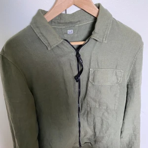 Linneovershirt  - En snygg och skön linne overshirt från C.P company. Köpt på nk för 3000. Skick 7/10. Liten repa på märket och väldigt litet hål långt ner på tröjan (se bild) Pris går att diskuteras