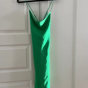 Grön satin klänning  - Super fin satinklänning, jätte somrig och skön i materialet. Ryggen är sååå fin!! 💚