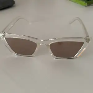 Säljer dessa jätte coola solglasögonen, jag har haft dem i ca 1 år nu. Säljer pga inte min sil längre💞. Dem är köpa för ca 200kr på Lindex. Det är inga skador eller ”fel” på dem.