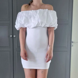 Vit klänning - Jättefin klänning som tänkt användas till student men blev en annan. Nypris 300