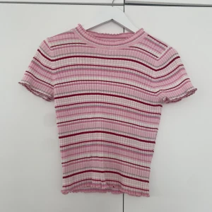 Vintage topp - Jättegullig vintage topp i rosa, röd, vit och silver! Det står xs men skulle mer säga M🫶🏻Köpt på Beyond retro! 