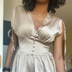 Beige klänning  - Bra skick, använd 1 gång  och perfekt inför sommaren 🌊🐚