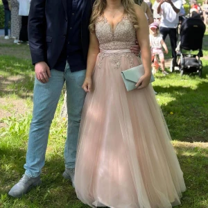 Balklänning - Intressekoll på min fin fina dröm klänning ifrån Christian Koehlert, finns inte längre att köpa och är även handsydd💓 Det ingår en underkjol vid köpet, den är köpt för dubbla priset av vad den säljs för och är endast använd 2 gånger💓