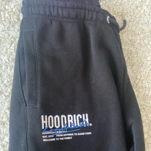 Hoodrich byxor  - Jätte fina hoodrich byxor med inga defekter på. Köpt helt nya för 400kr.  Skriv vid frågor eller fler bilder!💞