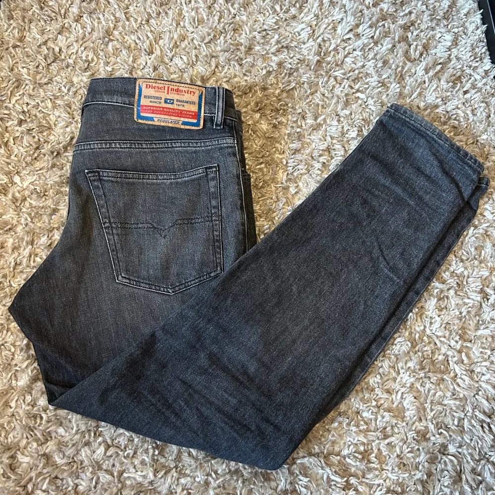 Tja! Säljer nu dessa feta diesel jeans då de ej kommer till användning. Jeansen är knappt använda bara en lite skråma som man ser på bild 3 där av skick 9/10. Priset är ej hugget i sten så hör gärna av er vid frågor eller funderingar😊. Jeans & Byxor.