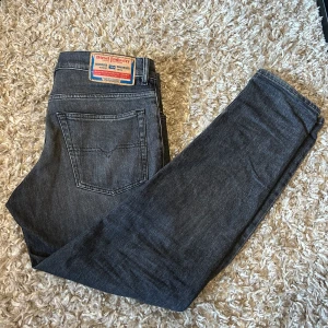 Diesel jeans  - Tja! Säljer nu dessa feta diesel jeans då de ej kommer till användning. Jeansen är knappt använda bara en lite skråma som man ser på bild 3 där av skick 9/10. Priset är ej hugget i sten så hör gärna av er vid frågor eller funderingar😊