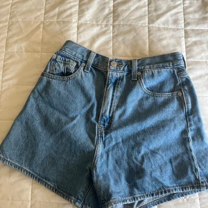 Jeansshorts Levis  - High loose shorts storlek 26. Använda endast en gång.  Säljer på grund av fel storlek. 