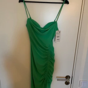 ZARA klänning - Säljer denna klänning från Zara i storlek XS. Fint material, helt ny med etikett samt helt oanvänd.