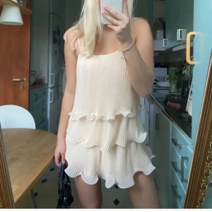 Volangklänning - Ljusrosa volangklänning från HM, helt slutsåld, köpt förra året och använd 1 gång. Så fin nu i sommar eller som midsommarklänning💕🌟