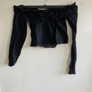 Topp - Svart topp med bara axlar 