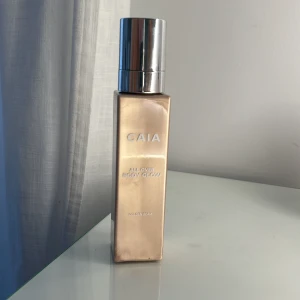 Caia body glow - Har bara testat den och säljer på grund av att den inte kommer till användning.  Färgen Golden Beam Nypris: 495kr