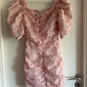 Klänning  - Säljer då den inte kommer till användning längre. Använd ett fåtal gånger så är i bra skick 