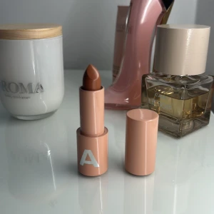 Caia läppstift  - Aldrig använt Färgen Chic Nypris: 225kr