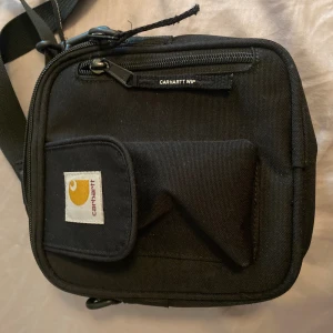 Carhartt bag -  Mycket plats för saker. Flera fack och justerande band. Priser kan diskuteras 