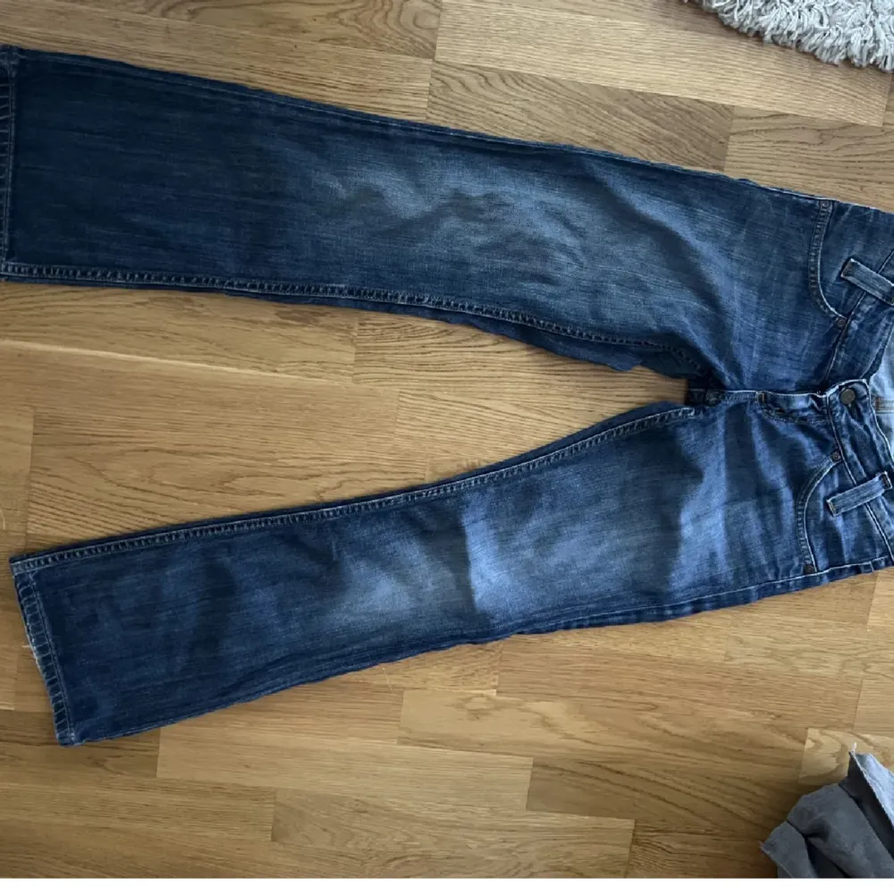 trendiga bootcut jeans från lee! Dem är mer bootcut än på sista bilden. Tyvärr passar de inte längre🩷 midjemått: ca 38 tvärsöver innebenslängd: ca 77. Jeans & Byxor.