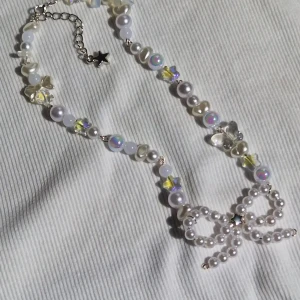 Y2K Star & Ribbon Necklace - °☆•●°○●☆ ☆Silverpläterad, "tarnish resistant"(missfärgas ej), metalltråd ☆Undvik kontakt med vatten