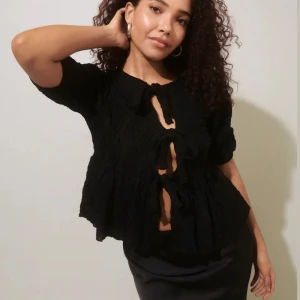 Knytblus från Gina Tricot  - Intresse koll på denna blusen. Slutsåld senaste gången jag kollade på hemsidan!❤️