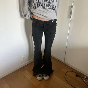 Zara jeans  - Mammas gamla zara jeans jätte snygga. Aldrig använda av mig. Originals från 2000 talet🥵 dem har lite ”mönster” nästan som man ser på bilden men inget som igentligen man lägger märke till 