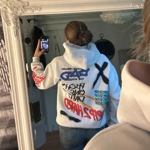 Vit hoodie med tryck  - Säljer denna hoodie eftersom att jag inte använder den, köpt på New Yorker💕 Använd 2-3 gånger, fint skick utan några defekter. Skriv för frågor eller mer bilder💕
