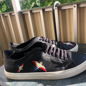 Axel arigato skor  - Hej jag säljer mina feta arigatos som är perfekt till sommaren🤙( ny pris 2500)