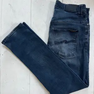Jättefina nudie jeans i bra skick. Modellen på bilden är 180cm. Jeansen har ett hål i ena fickan som man kan få reparerat gratis i nudies butiker. Hör av er vid fler frågor och funderingar!