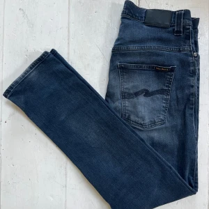 Nudie jeans - Jättefina nudie jeans i bra skick. Modellen på bilden är 180cm. Jeansen har ett hål i ena fickan som man kan få reparerat gratis i nudies butiker. Hör av er vid fler frågor och funderingar!
