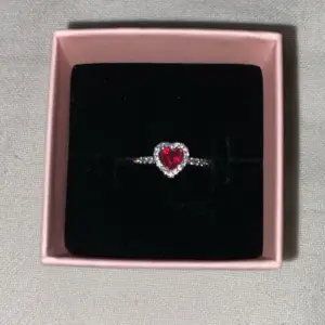 Säljer denna fina Pandora ring då det skulle vara en present men tyvärr inte blev så. Ringen är i storlek 16 och köpt i Italien för 980kr. Nyskick!!Kan eventuellt fixa kvitto om det skulle behövas. Annars skriv till mig för fler frågor eller bilder!❤️