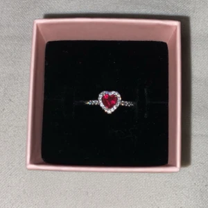Pandora ring - Säljer denna fina Pandora ring då det skulle vara en present men tyvärr inte blev så. Ringen är i storlek 16 och köpt i Italien för 980kr. Nyskick!!Kan eventuellt fixa kvitto om det skulle behövas. Annars skriv till mig för fler frågor eller bilder!❤️