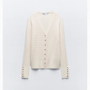 Kabelstickad kofta - Säljer denna då den aldrig kommer till användning!!!  Nyskick💗💗💗 Fråga om ni undrar något😁😁😁Ord pris. 379