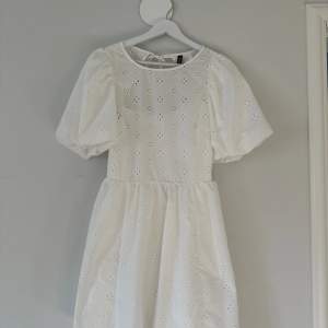 Jättefin vit klänning i nytt skick! Använd endast 1 gång.