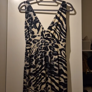 Stransklänning med slits - Gott skick, använd ett fåtal gånger. Stretchigt material, långklänning med slits, leopard