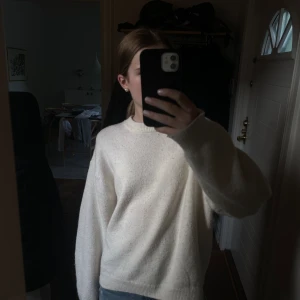 Stickad tröja - Säljer denna jättefina stickade tröjan från H&M!💕 Inte använts mycket men den är lite nopprig ( dock något som man kan få bort lätt) ❗️Kontakta mig vid köp istället för att trycka på köp nu ❗️