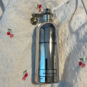 Montale vanilla cake - En helt ny 100 ml Montale parfym i doften vanilla cake, den är köpt från montales egna hemsida och boxen följer med! Doftar vanilj karamell och almond, en gourmanddröm🤌🏻 Säljer då jag har för många parfymer.. nypris ca 1300 kr🍦