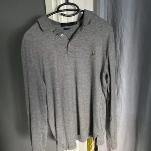 Ralph Lauren rugbyshirt - Tjena, säljer en Ralph lauren rugbyshirt som är i väldigt bra skick, Storlek S sitter slim fit, säljer då den är för liten för mig. Tror dem ligger på cirka 1700 ny, så det är ett väldigt bra pris. Skriv vid minsta fundering