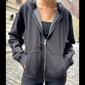Brandy Melville zip-hoodie - Superfin Brandy Melville zip-hoodie som är helt oanvänd. Den är svart och sitter perfekt! Nypris 500kr ❤️storlek S ungefär