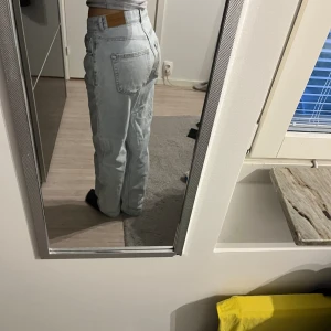 Jeans - Gina tricot perfekt jeans, strolek 38, aldrig använt, för stora för mig