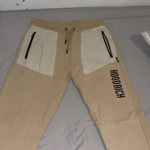 Hoodrich byxa - Har använt den några gånger tyckte inte om den så mycket, köpt i jd sports och är storlek M men passar för s också 