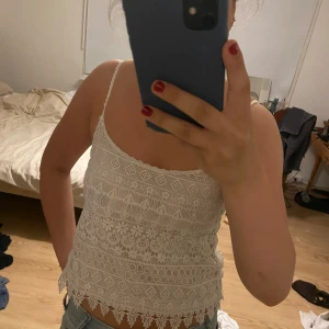 Linne - Vitt spets linne  Det inre tyget kan lätt klippas bort om man bara vill ha ett spets linne som är ”genomskinligt”