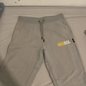 Hoodrich byxor - Hoodrich byxa som ja köpte i jd sports och har typ aldrig använt den, storlek M men passar S också, jätte bra skick 