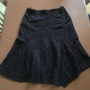 Lång blommig kjol - Lång kjol, musi längd. Den är lite asymmetrisk men jätte söt på!  Pris går att diskutera💗