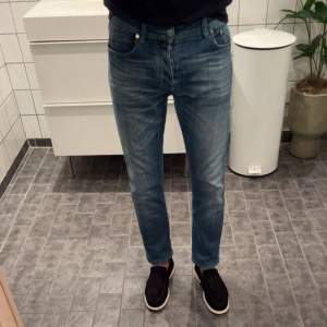 Säljer dessa sjukt snygga Jacob cohen jeansen i storlek 31/32. Jeansen är i bra skick med minimala defekter.  Nypris ca 5000