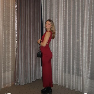 Topp och kjol Set - Helt ny! Perfekt för sommaren och våren😍 säljer den vinröda men hade ingen bra bild på den