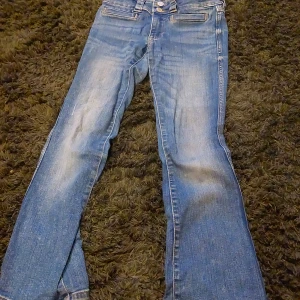 Flared jeans - Säljs för de är förkorta!💗 kontakta mig gärna innan ni köper!❤️❤️ De var slitna när jag köpte dem. Så det är designen✨️