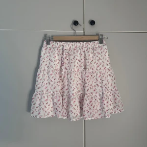 Kjol - Hejj säljer en jättesöt kjol från en annan här på plick men den passade inte💗