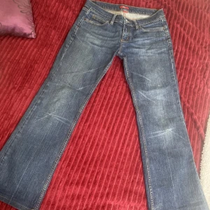 LÅGMIDJADE XX JEANS  - Säljer ett par byxor som är för stora för mig, aldriganvända och köpta på plick. W är 30cm innebenslängden är 78cm❣️