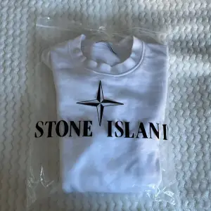 Snygg Stone Island tröja, köpt för 3400kr. Skick 8/10. Inga fläckar eller defekter, vid frågor hör av dig! 